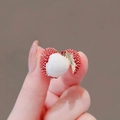 Exquisite Lychee-Brosche mit roter Texturschale und weißem Fruchtfleisch für Anzüge - Litschi-Stil