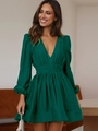 Dettaglio dell'abito verde smeraldo con scollo a V, maniche lunghe e trama a pieghe in vita - Taglia S / Verde