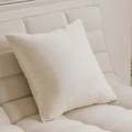 Minimalistische beige vierkante kussenhoes op een bijpassende getextureerde stoffen bank - Kussensloop (Zonder Vulling) / Hollands Fluweel Beige