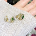 Elegante goudkleurige oorclips met ovale groene edelsteen en sprankelende zirkonia - Oorclips / Groene Zirkoon Vergulde Clip