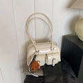 Borsa a cuscino retrò bianco crema in pelle verniciata con ciondolo di peluche e nastri - Con Ciondolo / Bianco