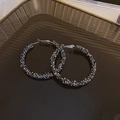 Vista detallada de pendientes de aro gris oscuro con textura de cristales brillantes - Estilo de Aro con Diamantes Finos Esmerilados / Negro