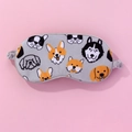 Dettaglio del motivo a cani cartoni animati sulla morbida maschera da notte in peluche - Cane Cartone Animato / Grigio