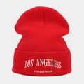 Detailopname van rode gebreide muts met wit Los Angeles borduursel en textuur - Rood