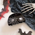Dettaglio molletta per capelli di Halloween con ragnatele e ragni su sfondo a tema - Ragno Nero