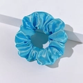 Elastico per capelli in raso blu brillante con trama a pieghe su sfondo bianco puro - Azzurro