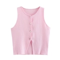 Détail du débardeur en maille rose avec col rond et boutons métalliques argentés - S / Rose