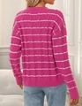 Dettaglio di un cardigan in maglia fucsia con eleganti motivi a strisce bianche - S / Rosa Rosso