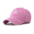 Detalle de gorra de algodón lavado rosa con bordado de cereza blanca en forma de corazón - Ajustable / Cereza Rosa