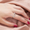 Dettaglio dell'anello aperto in argento con doppio cuore di zirconi su seta rosa elegante - Argento / Stile Ala d'Angelo (SE895)