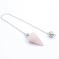 Dettaglio pendolo esagonale in quarzo rosa naturale con catena d'argento e perla traforata - Quarzo rosa