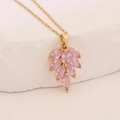 Dettaglio macro di una collana con ciondolo a foglia dorata e zirconi rosa taglio marquise - Foglia (3#树叶)