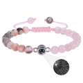 Détail de la pierre de projection avec 100 langues Je t'aime sur le bracelet rose - Quartz Rose + Pierre Zèbre Rose