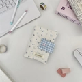Vue détaillée du protège-cahier en tissu floral avec bouton cœur et motif à carreaux - Blanc à Motif Floral Sergé