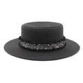 Detail eines schwarzen Strohhuts mit Tweed-Band und goldenem M-Logo-Emblem - M (56-58cm) / Schwarz