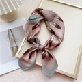 Foulard en soie rose avec motifs de plumes bleues et brunes et bordure grise - Nouvelle Plume Rose