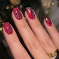 Makroaufnahme tiefroter Glitzer-Kunstnägel mit funkelndem Pailletten-Finish für Damen - Dunkelrot Brillanter Glitzer Pailletten Stil (LC233) / Gelee-Kleber Werkzeugset (24 Stück/Packung)