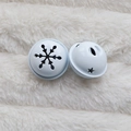 Dettaglio di campanelli in metallo bianco con motivi a stella e fiocco su pelliccia sintetica - 3cm / Bianco Verniciato