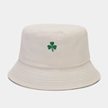 Dettaglio del ricamo a quadrifoglio verde su cappello alla pescatore in tela beige - Taglia unica / Beige