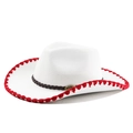 Gros plan du chapeau en feutre blanc avec coutures rouges et bandeau en cuir tressé - M (56-58cm) / Blanc Avec Bord Rouge