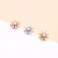 Trois clous d'oreilles en forme de fleur en or rose, argent et or avec zircons - 1# (Fleur) / Argenté