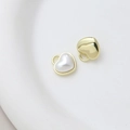 Vista macro de dijes de corazón dorado y perlas blancas para la creación de joyas caseras - Estilo 1