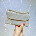 Elegante borsa da sera in strass argento con tracolla a catena e patta frontale - Argento