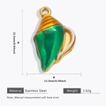 Detailweergave van de goudkleurige roestvrijstalen schelphanger met groen email en maten - Gouden Wulk Emaille Hanger - Groen