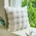 Coussin carré minimaliste en fausse fourrure blanche avec texture à carreaux - 45x45cm Avec Noyau / Fourrure de Lapin Longue Tocase Blanc
