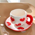 Set tazzina e piattino in ceramica con cuori rossi e bordi ondulati irregolari - 340ml / Cuore Grande
