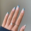 Unghie finte French a V blu e bianche forma a mandorla lunga finitura lucida - Patchwork Francese Blu e Bianco (JP1412)