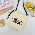 Detail der beigen Beuteltasche mit schwarzer Katzenstickerei und geflochtenem Riemen - Beige (Kopfhörer-Katze)