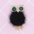 Détail du porte-clés hibou avec fourrure synthétique noire et yeux en strass verts - Noir