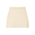 Elegante conjunto de punto blanco crema con cárdigan y minifalda en fondo blanco - S / Falda
