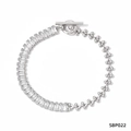Silbernes Gliederketten-Armband mit rechteckigen Zirkonia und elegantem OT-Knebelverschluss - Silber Weiß