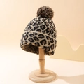 Leopardenmuster Strickmütze mit Kunstfell-Bommel auf Holzständer für den Winter - M (56-58cm) / Gelb und Schwarz Leopardenmuster