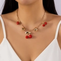 Goldene Perlenkette mit Anhängern aus roten Kirschen, Erdbeeren und Herzen - Goldene dünne Kette mit mehreren Kirsch-Erdbeer-Herz-Süßhalsketten
