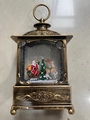 Bronzene Weihnachts-Laterne mit Weihnachtsmann und glitzernder Schneekugel-Optik - Rentier und Schlitten