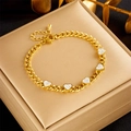 Elegante pulsera de cadena cubana dorada con cinco corazones de circonita blanca en caja - Dorado