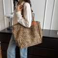 Grande borsa tote in tela leopardata con rivetti laterali ed etichetta in pelle - Marrone