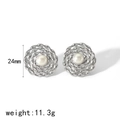 Detalle de pendientes plateados de 24mm con textura trenzada y perla blanca central - Plateado - Estilo Perla Artificial