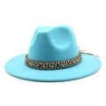 Detailansicht eines petrolfarbenen Fedora-Hutes mit Ethno-Webband und Quasten - See Blau
