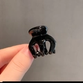 Mini molletta per capelli nera lucida tenuta in mano per fissare frangia o piccoli ciuffi - Piccola Artiglio / Nero