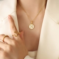 Elegante goldene Halskette mit N-Muschel-Anhänger und passenden Ringen am Modell - Buchstabe N (RP014)