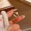 Eleganter silberner Schleifenring mit einer glänzenden weißen Perle und gedrehtem Band - Silber Twist Perlenring (J998)