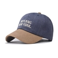 Gros plan des coutures contrastées et de la broderie blanche sur une casquette bleu marine - Réglable / Bleu marine
