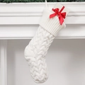 Calcetín de Navidad de punto blanco con patrón de trenzas y caja de regalo en chimenea - Blanco