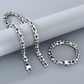Detalle del collar y pulsera de acero inoxidable plateado con cierre de mosquetón - Pulsera 20.5cm / Color Acero