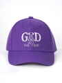 Dettaglio ricamo bianco God Is Good su cappellino da baseball in cotone colore viola - Regolabile / Viola