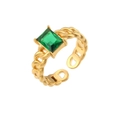 Detail van een gouden verstelbare kettingring met een rechthoekige smaragdgroene zirkoon - Verstelbaar Open / Goud met groene edelsteen
